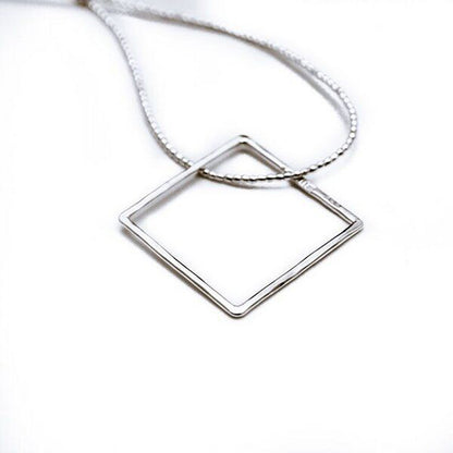 Kettenanhänger Quadrat, handgefertigt aus recyceltem 925er Silber