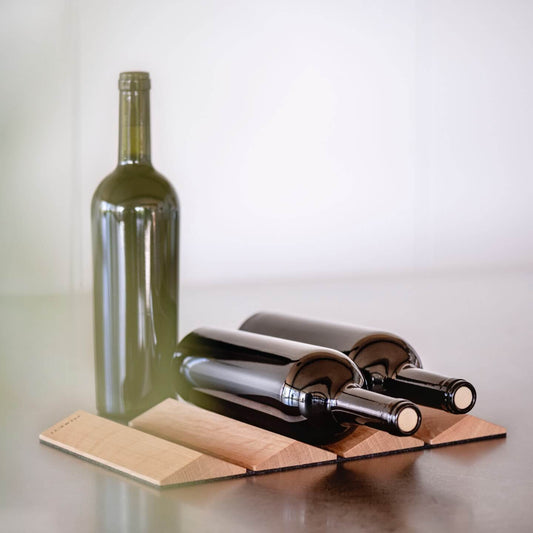 Weinregal "Weinberg" aus Vollholz, Eiche mit Filzunterlage